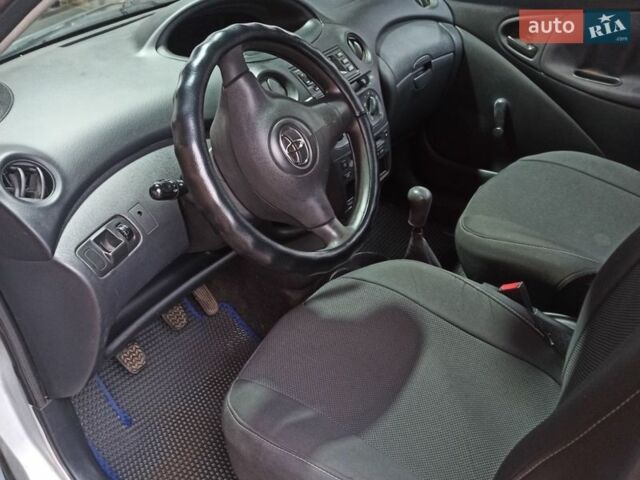 Сірий Тойота Яріс, об'ємом двигуна 1 л та пробігом 185 тис. км за 3000 $, фото 1 на Automoto.ua