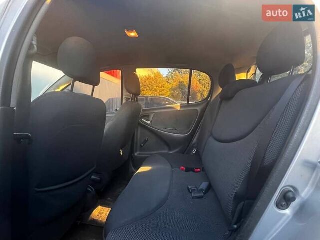 Серый Тойота Ярис, объемом двигателя 1 л и пробегом 271 тыс. км за 3950 $, фото 16 на Automoto.ua