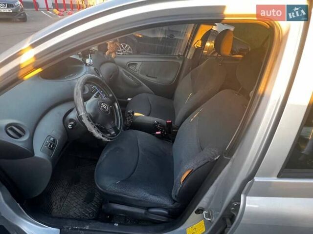 Серый Тойота Ярис, объемом двигателя 1 л и пробегом 271 тыс. км за 3950 $, фото 17 на Automoto.ua