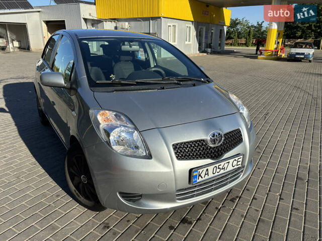 Серый Тойота Ярис, объемом двигателя 1.3 л и пробегом 260 тыс. км за 5900 $, фото 1 на Automoto.ua