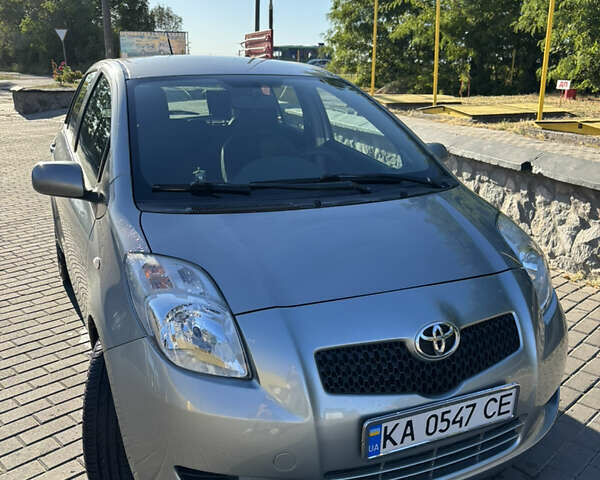 Серый Тойота Ярис, объемом двигателя 1.3 л и пробегом 260 тыс. км за 5900 $, фото 4 на Automoto.ua
