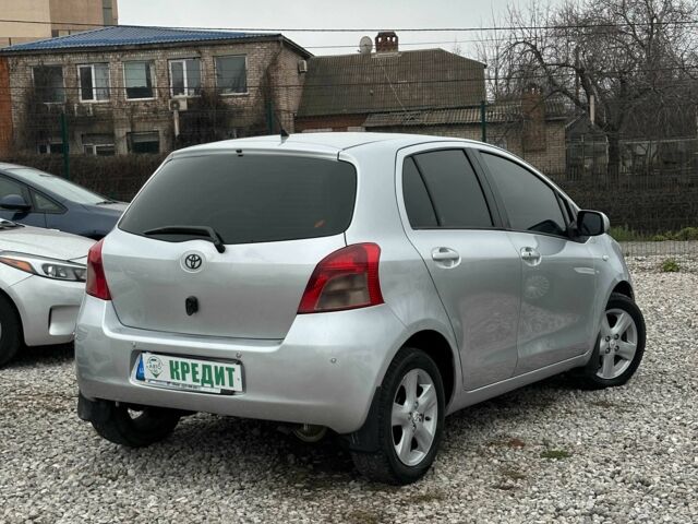 Серый Тойота Ярис, объемом двигателя 1.3 л и пробегом 178 тыс. км за 5800 $, фото 3 на Automoto.ua