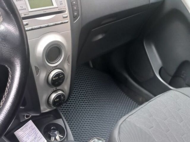 Серый Тойота Ярис, объемом двигателя 1.4 л и пробегом 240 тыс. км за 4900 $, фото 2 на Automoto.ua