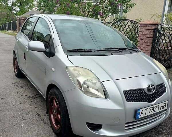 Серый Тойота Ярис, объемом двигателя 1.3 л и пробегом 155 тыс. км за 6000 $, фото 1 на Automoto.ua