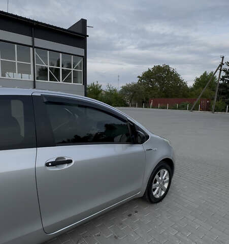 Серый Тойота Ярис, объемом двигателя 1.3 л и пробегом 138 тыс. км за 5300 $, фото 2 на Automoto.ua