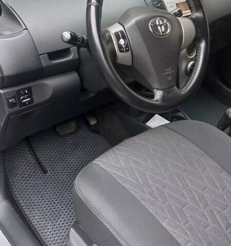 Серый Тойота Ярис, объемом двигателя 1.36 л и пробегом 240 тыс. км за 4900 $, фото 11 на Automoto.ua