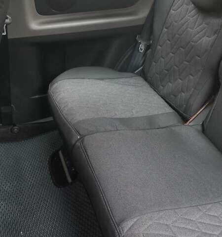 Серый Тойота Ярис, объемом двигателя 1.36 л и пробегом 240 тыс. км за 4900 $, фото 12 на Automoto.ua