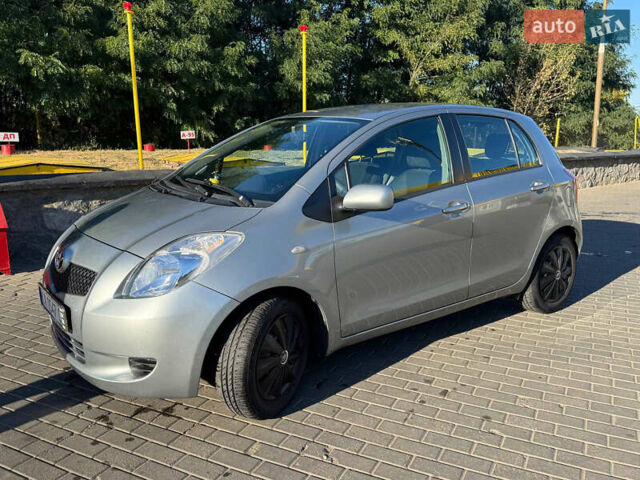 Серый Тойота Ярис, объемом двигателя 1.3 л и пробегом 260 тыс. км за 5900 $, фото 2 на Automoto.ua