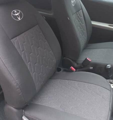 Серый Тойота Ярис, объемом двигателя 1.36 л и пробегом 240 тыс. км за 4900 $, фото 6 на Automoto.ua