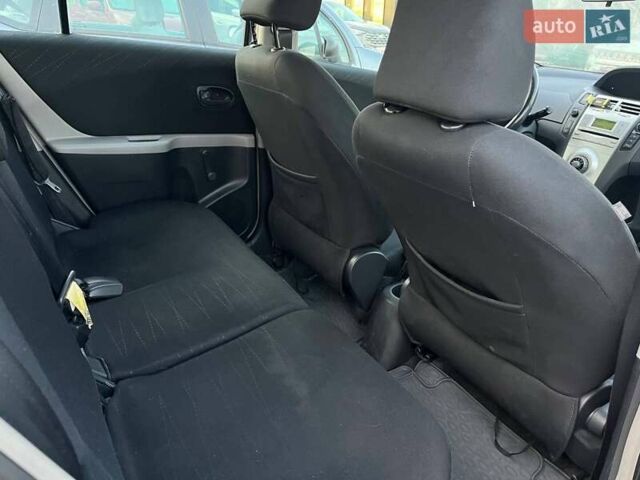 Серый Тойота Ярис, объемом двигателя 1.3 л и пробегом 161 тыс. км за 5700 $, фото 13 на Automoto.ua