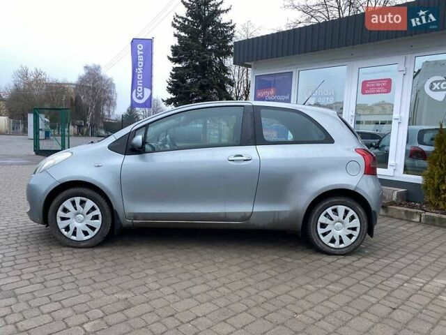 Серый Тойота Ярис, объемом двигателя 1.36 л и пробегом 192 тыс. км за 6500 $, фото 4 на Automoto.ua