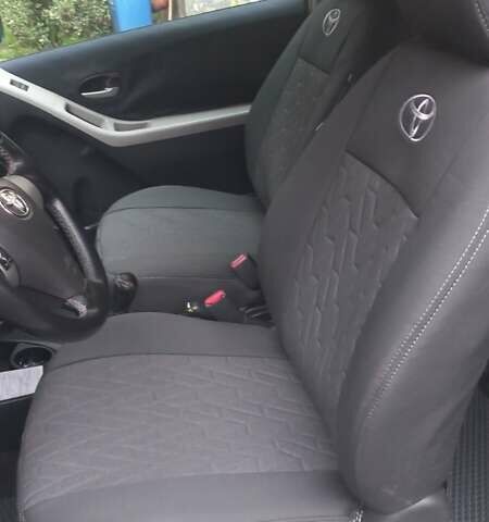 Серый Тойота Ярис, объемом двигателя 1.36 л и пробегом 240 тыс. км за 4900 $, фото 10 на Automoto.ua