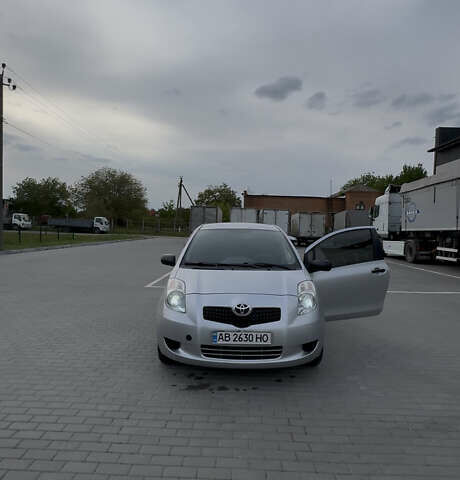 Серый Тойота Ярис, объемом двигателя 1.3 л и пробегом 138 тыс. км за 5300 $, фото 1 на Automoto.ua