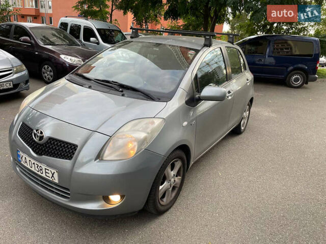 Серый Тойота Ярис, объемом двигателя 1.36 л и пробегом 210 тыс. км за 5300 $, фото 4 на Automoto.ua