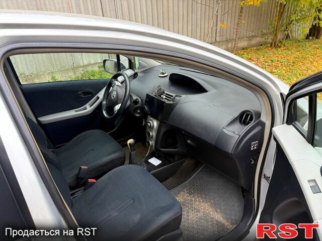 Сірий Тойота Яріс, об'ємом двигуна 1 л та пробігом 200 тис. км за 5550 $, фото 4 на Automoto.ua