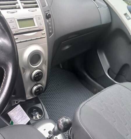 Серый Тойота Ярис, объемом двигателя 1.36 л и пробегом 240 тыс. км за 4900 $, фото 2 на Automoto.ua