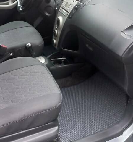 Серый Тойота Ярис, объемом двигателя 1.36 л и пробегом 240 тыс. км за 4900 $, фото 8 на Automoto.ua