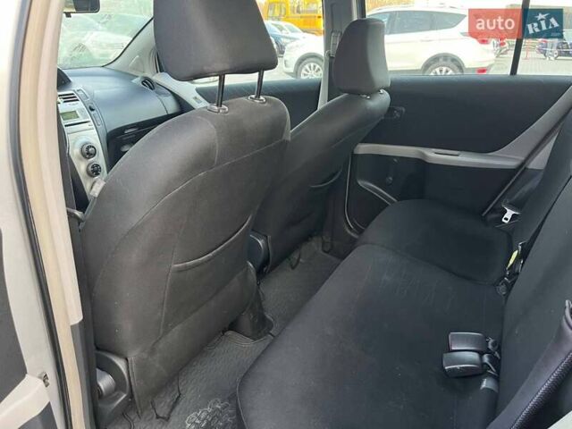 Серый Тойота Ярис, объемом двигателя 1.3 л и пробегом 161 тыс. км за 5700 $, фото 11 на Automoto.ua