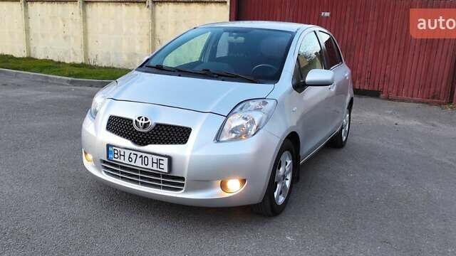 Серый Тойота Ярис, объемом двигателя 1.3 л и пробегом 188 тыс. км за 5300 $, фото 2 на Automoto.ua