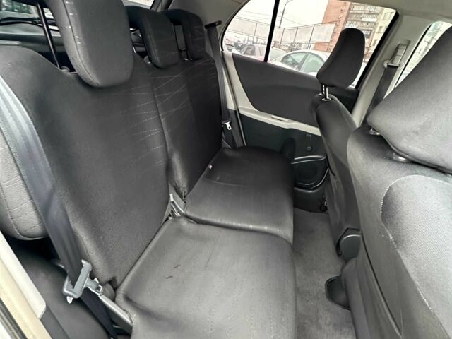 Серый Тойота Ярис, объемом двигателя 1.3 л и пробегом 178 тыс. км за 5800 $, фото 4 на Automoto.ua