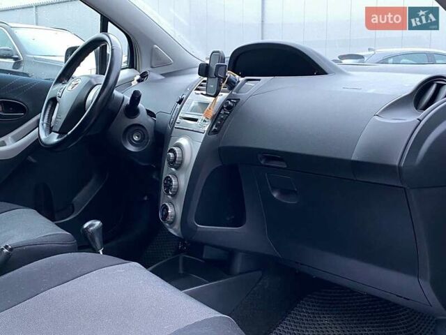 Серый Тойота Ярис, объемом двигателя 1.36 л и пробегом 192 тыс. км за 6500 $, фото 15 на Automoto.ua