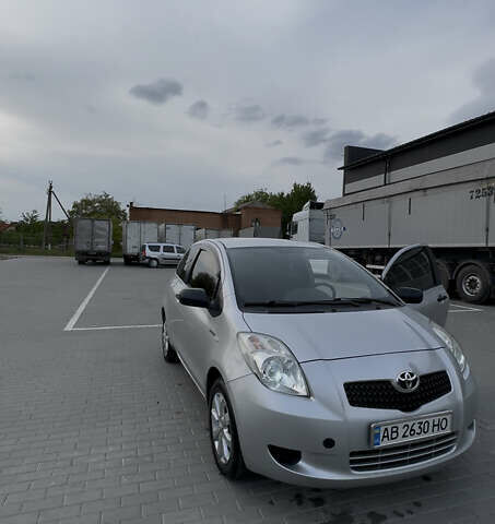 Серый Тойота Ярис, объемом двигателя 1.3 л и пробегом 138 тыс. км за 5300 $, фото 6 на Automoto.ua