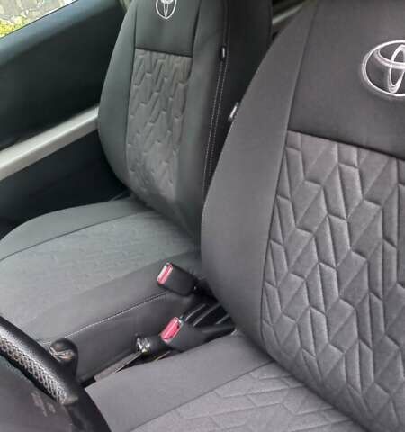 Серый Тойота Ярис, объемом двигателя 1.36 л и пробегом 240 тыс. км за 4900 $, фото 4 на Automoto.ua