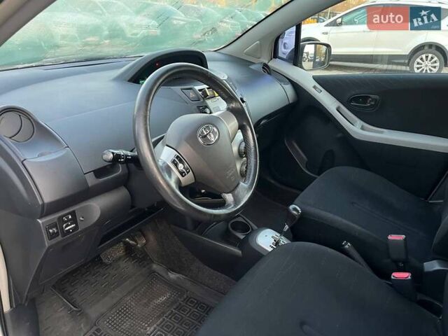 Серый Тойота Ярис, объемом двигателя 1.3 л и пробегом 161 тыс. км за 5700 $, фото 9 на Automoto.ua