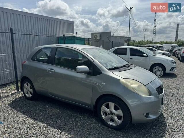 Серый Тойота Ярис, объемом двигателя 1.36 л и пробегом 240 тыс. км за 4900 $, фото 1 на Automoto.ua