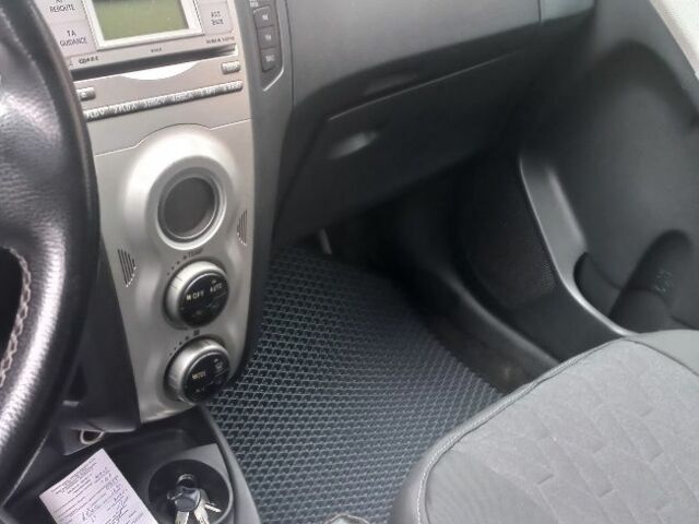 Серый Тойота Ярис, объемом двигателя 1.4 л и пробегом 240 тыс. км за 4900 $, фото 1 на Automoto.ua