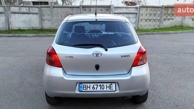 Серый Тойота Ярис, объемом двигателя 1.3 л и пробегом 188 тыс. км за 5300 $, фото 7 на Automoto.ua
