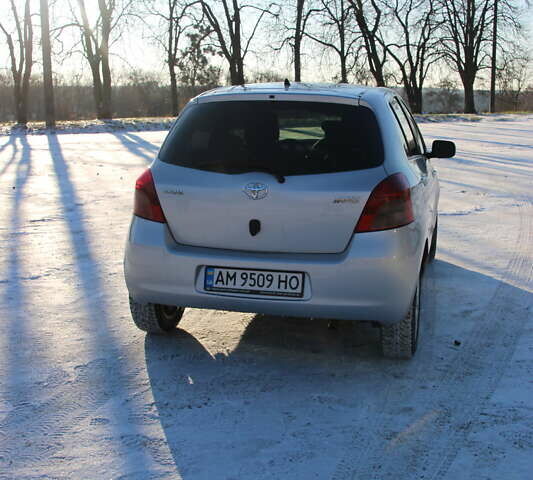 Сірий Тойота Яріс, об'ємом двигуна 1.3 л та пробігом 197 тис. км за 5500 $, фото 3 на Automoto.ua
