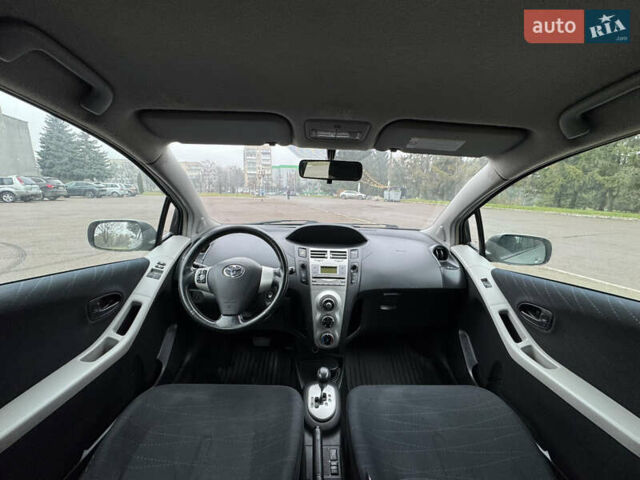 Серый Тойота Ярис, объемом двигателя 1.3 л и пробегом 150 тыс. км за 4600 $, фото 59 на Automoto.ua