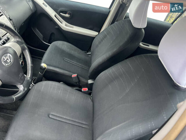 Сірий Тойота Яріс, об'ємом двигуна 1.3 л та пробігом 233 тис. км за 4800 $, фото 9 на Automoto.ua