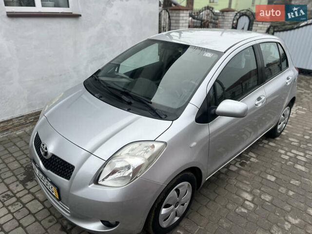 Сірий Тойота Яріс, об'ємом двигуна 1.3 л та пробігом 233 тис. км за 4800 $, фото 3 на Automoto.ua