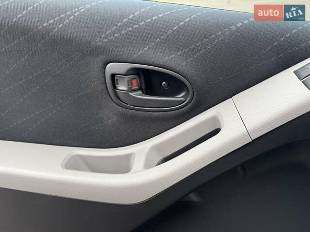 Серый Тойота Ярис, объемом двигателя 1.3 л и пробегом 150 тыс. км за 4600 $, фото 44 на Automoto.ua