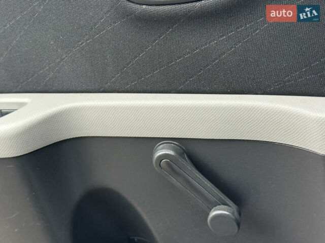 Серый Тойота Ярис, объемом двигателя 1.3 л и пробегом 150 тыс. км за 4600 $, фото 37 на Automoto.ua