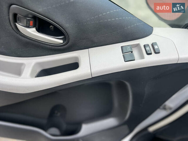 Сірий Тойота Яріс, об'ємом двигуна 1.3 л та пробігом 233 тис. км за 4800 $, фото 13 на Automoto.ua