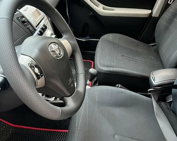 Серый Тойота Ярис, объемом двигателя 1.4 л и пробегом 190 тыс. км за 5800 $, фото 3 на Automoto.ua