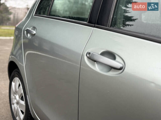 Серый Тойота Ярис, объемом двигателя 1.3 л и пробегом 150 тыс. км за 4600 $, фото 7 на Automoto.ua