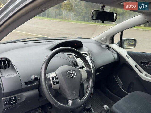 Серый Тойота Ярис, объемом двигателя 1.3 л и пробегом 150 тыс. км за 4600 $, фото 41 на Automoto.ua