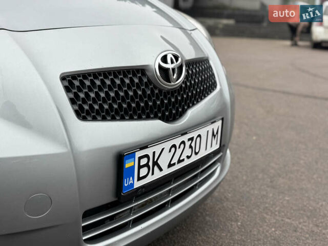 Серый Тойота Ярис, объемом двигателя 1.3 л и пробегом 150 тыс. км за 4600 $, фото 4 на Automoto.ua