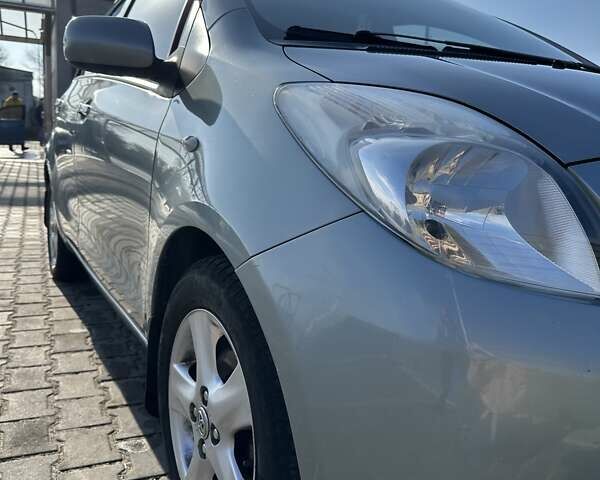 Сірий Тойота Яріс, об'ємом двигуна 1.3 л та пробігом 183 тис. км за 5850 $, фото 1 на Automoto.ua