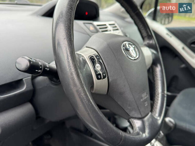 Сірий Тойота Яріс, об'ємом двигуна 1.3 л та пробігом 152 тис. км за 4850 $, фото 46 на Automoto.ua