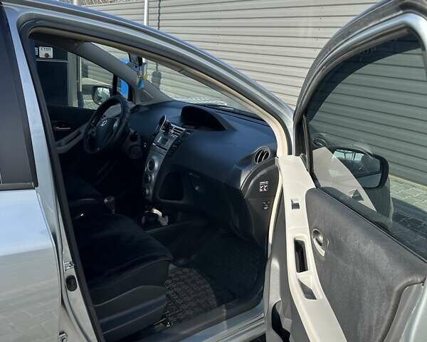 Сірий Тойота Яріс, об'ємом двигуна 1.3 л та пробігом 183 тис. км за 5850 $, фото 11 на Automoto.ua