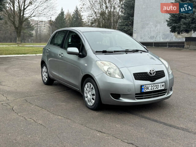 Серый Тойота Ярис, объемом двигателя 1.3 л и пробегом 150 тыс. км за 4600 $, фото 2 на Automoto.ua