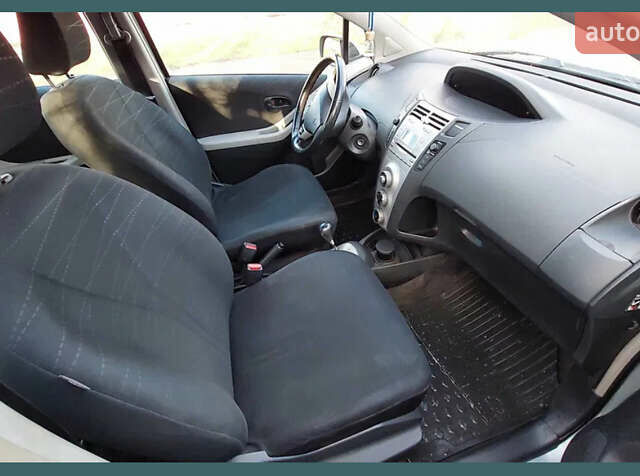 Серый Тойота Ярис, объемом двигателя 1.3 л и пробегом 151 тыс. км за 5000 $, фото 4 на Automoto.ua