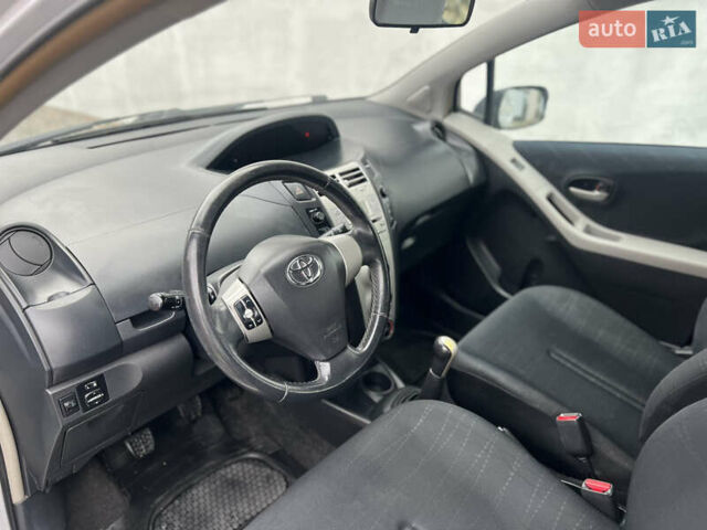 Сірий Тойота Яріс, об'ємом двигуна 1.3 л та пробігом 233 тис. км за 4800 $, фото 10 на Automoto.ua