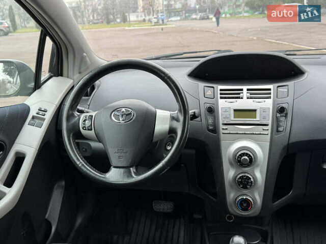 Серый Тойота Ярис, объемом двигателя 1.3 л и пробегом 150 тыс. км за 4600 $, фото 56 на Automoto.ua