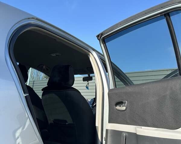 Сірий Тойота Яріс, об'ємом двигуна 1.3 л та пробігом 183 тис. км за 5850 $, фото 4 на Automoto.ua